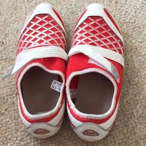 Helly Hansen storm grip shoe, size 8.